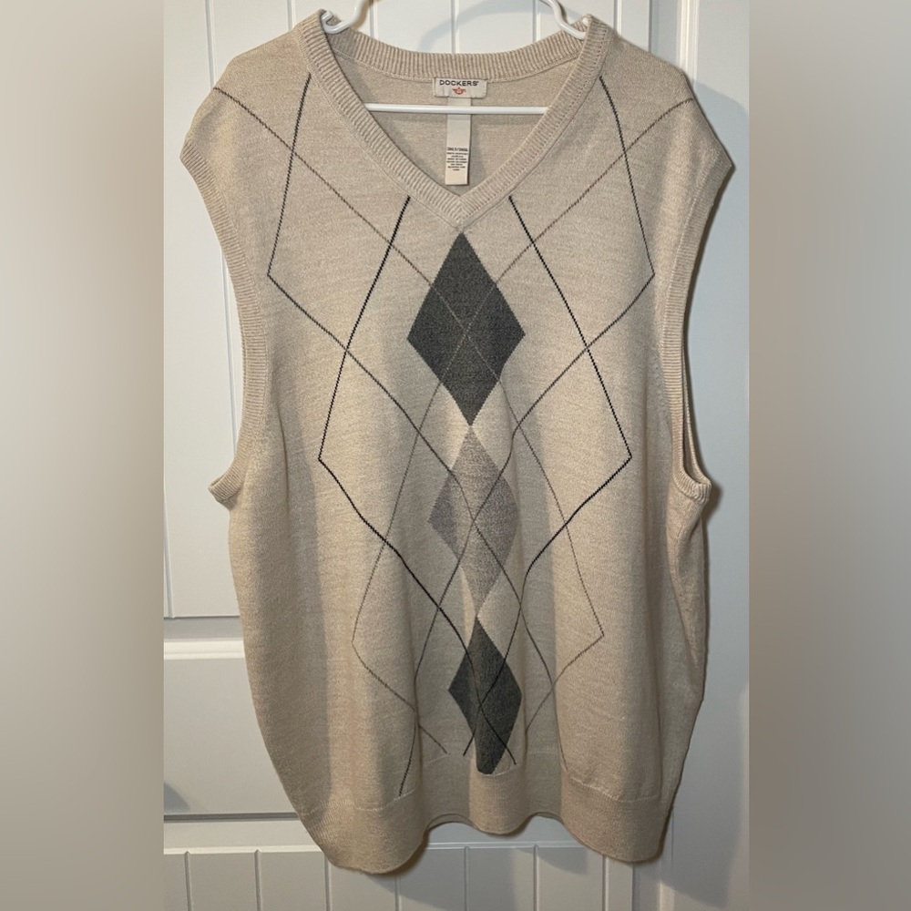 Dockers Sweater Vest in a Light Neutral Pattern